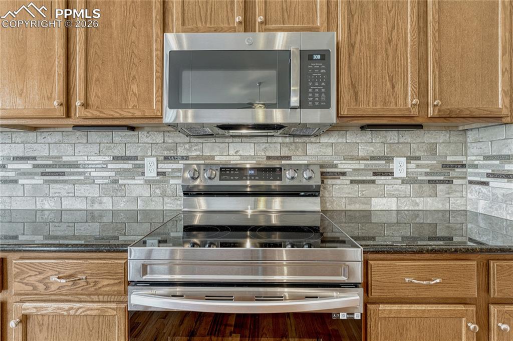 Image 14 of 38: Kitchen