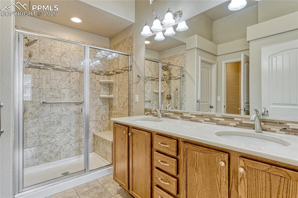 Image 19 of 38: Bathroom