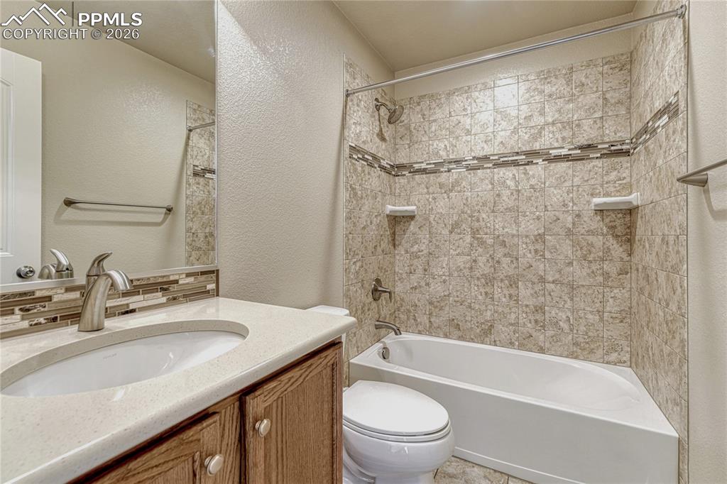 Image 23 of 38: Bathroom