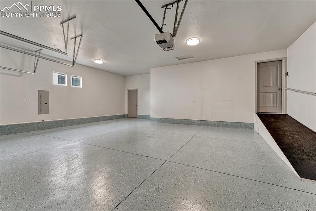 Image 32 of 38: Garage