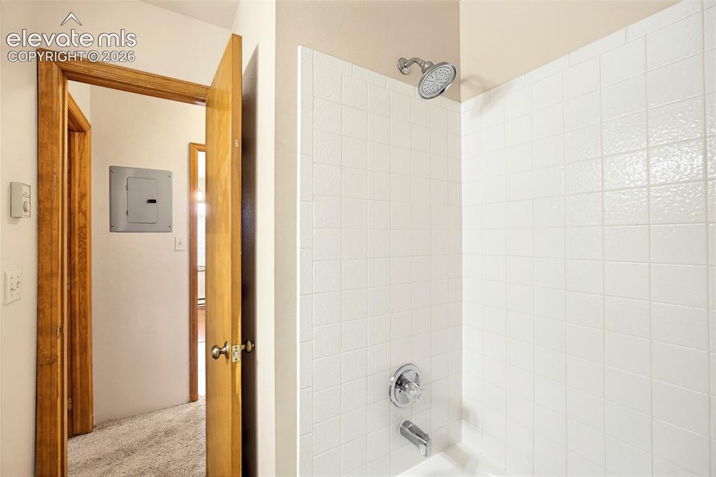 Image 17 of 43: Bathroom