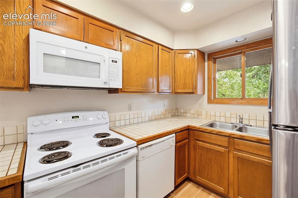 Image 33 of 43: Kitchen