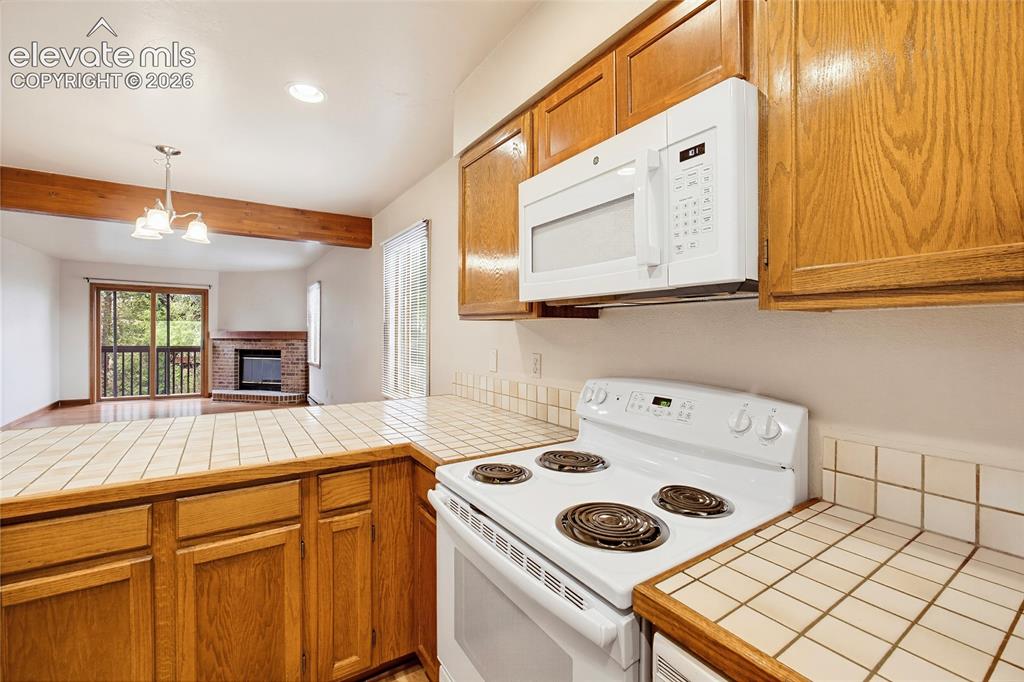 Image 34 of 43: Kitchen