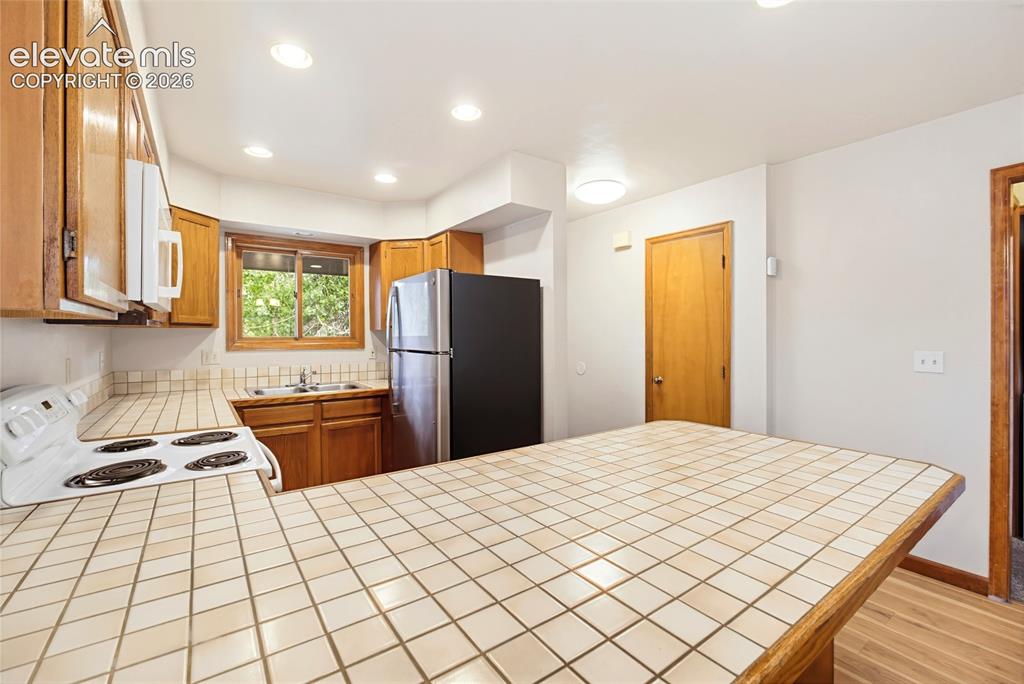 Image 36 of 43: Kitchen