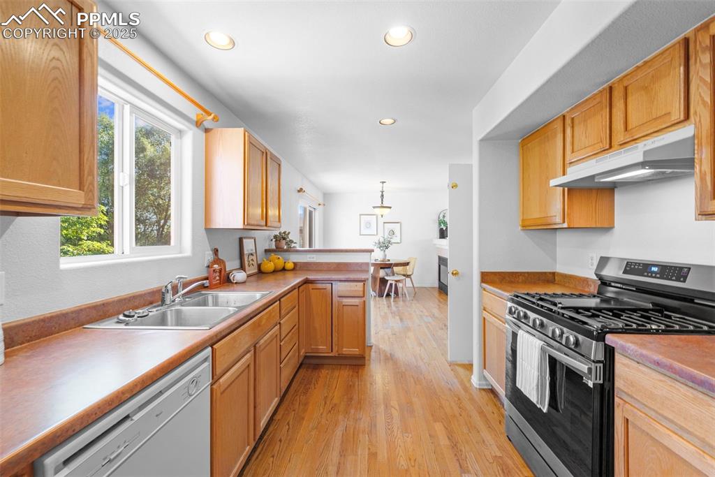 Image 10 of 46: Kitchen