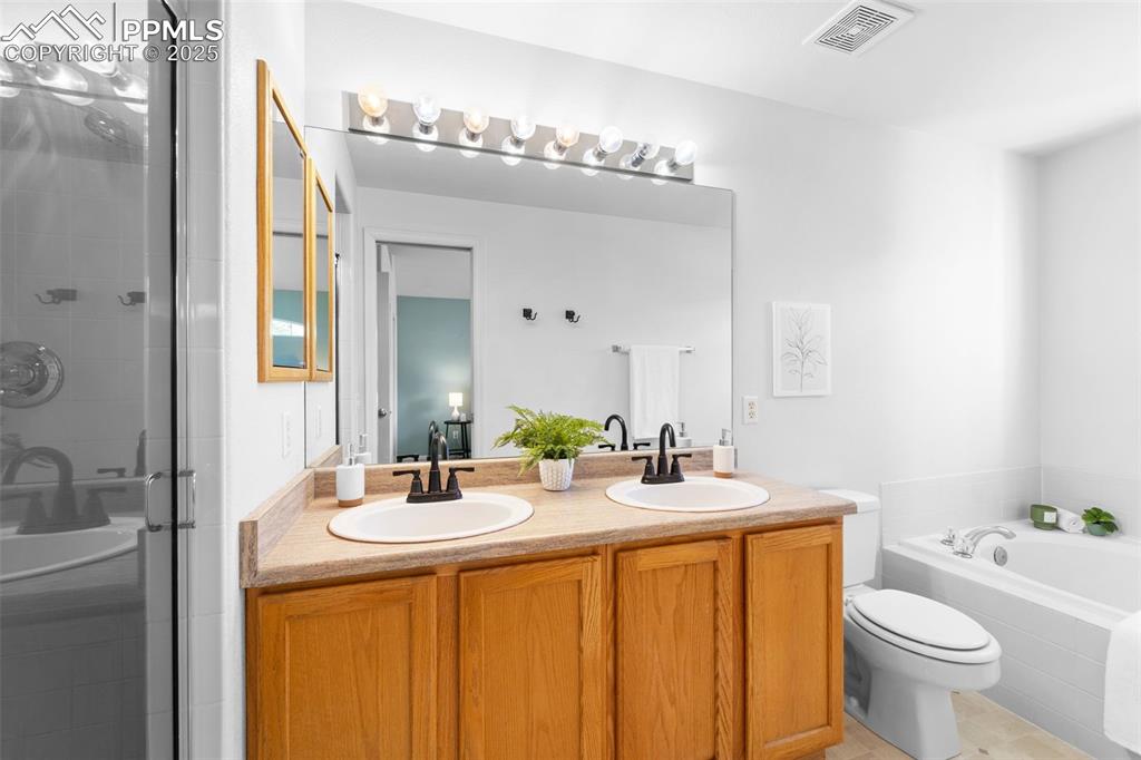 Image 16 of 46: Bathroom