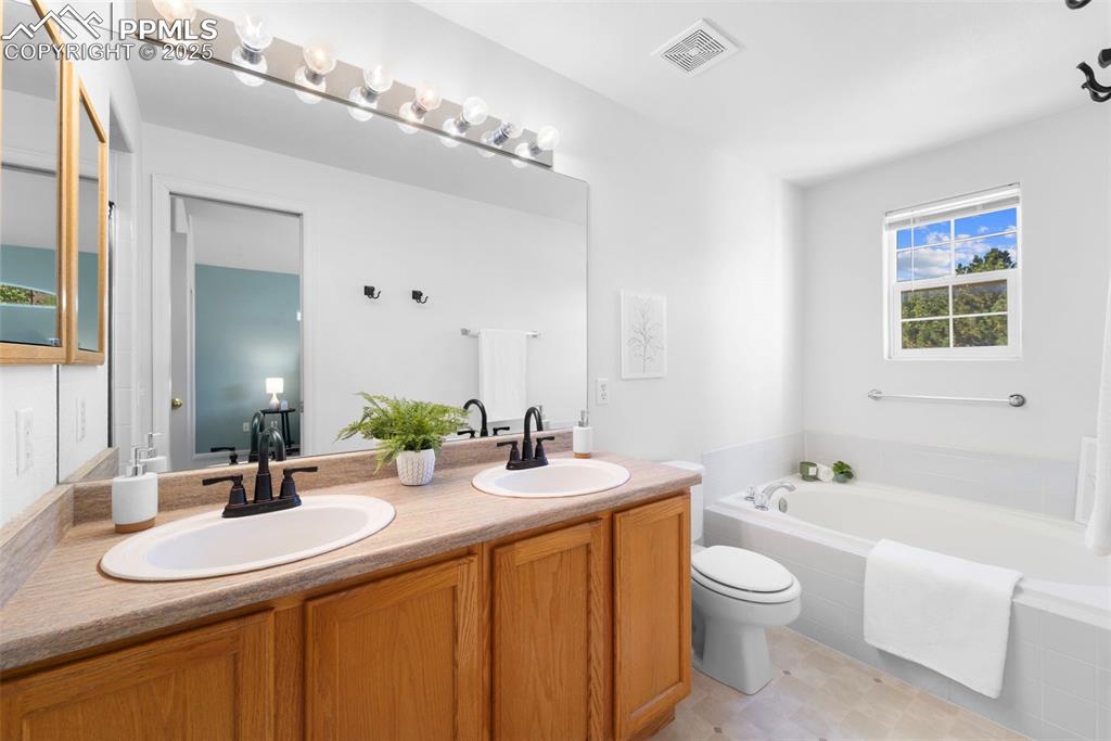 Image 17 of 46: Bathroom