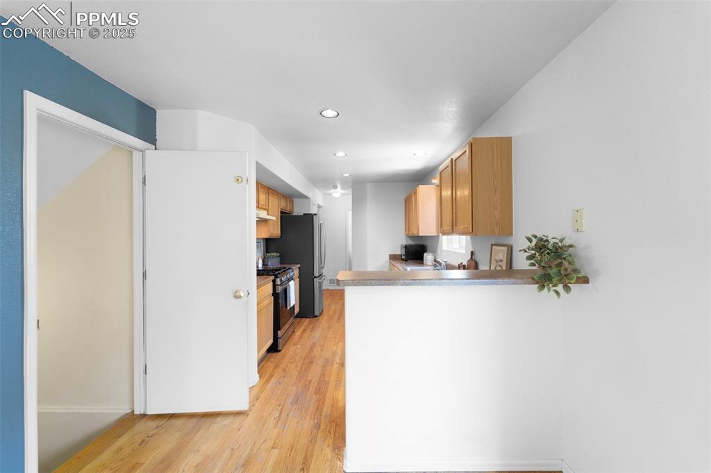 Image 21 of 46: Kitchen