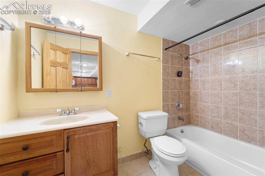 Image 25 of 46: Bathroom