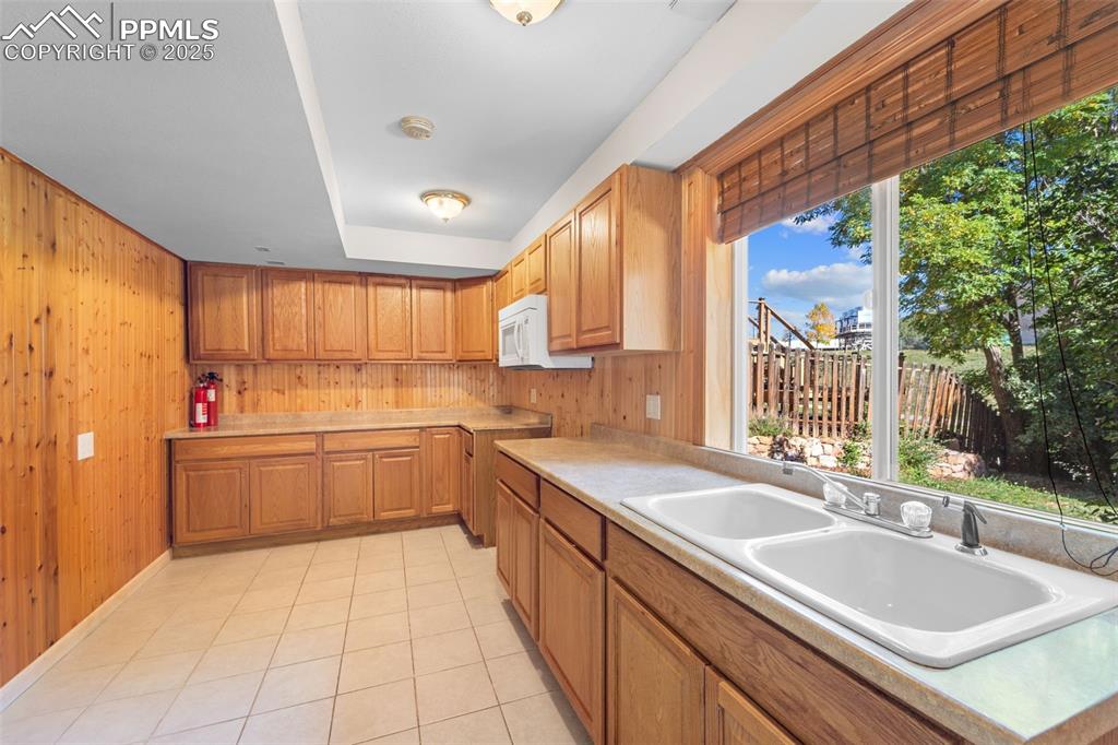 Image 27 of 46: Kitchen