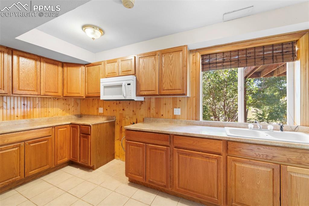 Image 28 of 46: Kitchen