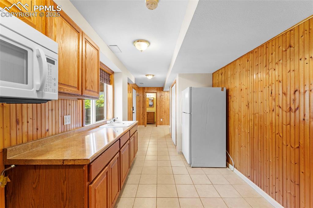 Image 29 of 46: Kitchen