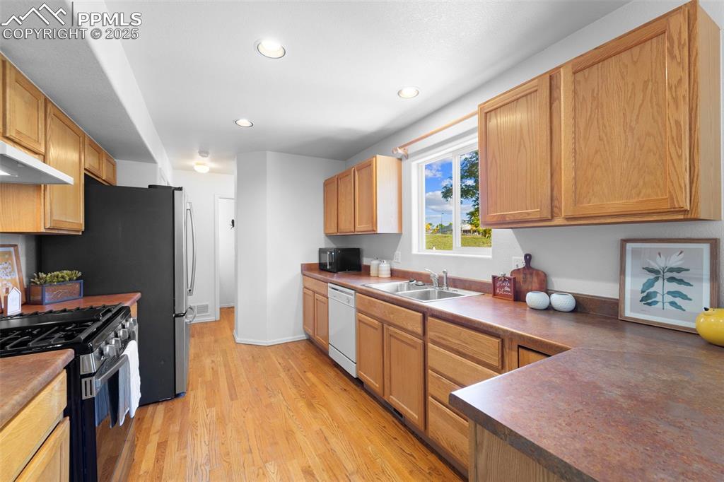 Image 9 of 46: Kitchen