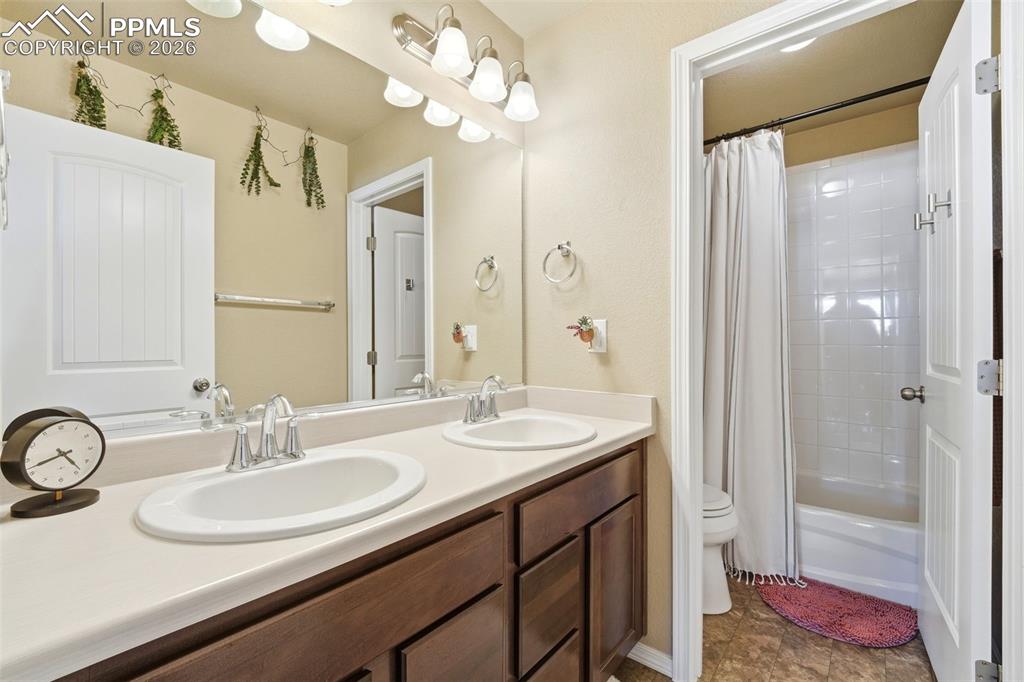 Image 30 of 46: Bathroom