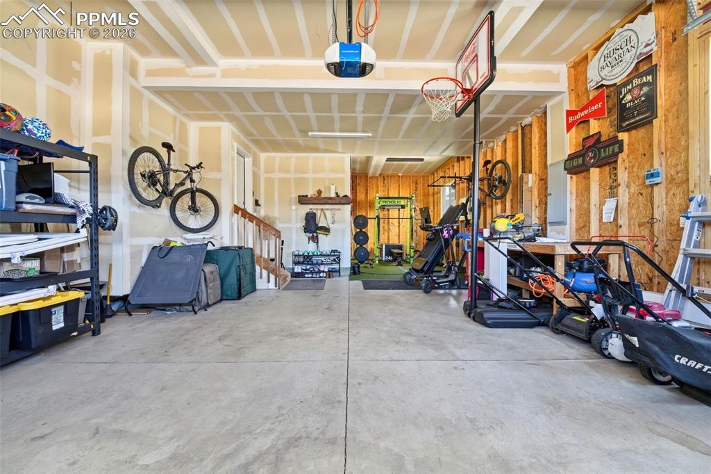 Image 37 of 46: Garage