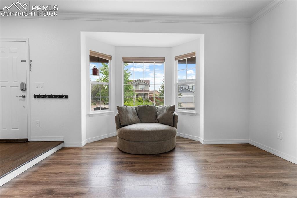 Image 5 of 50: Sitting Room