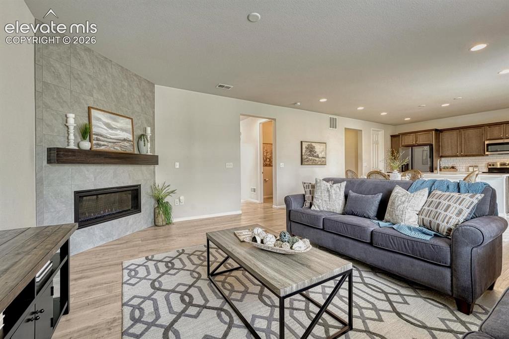 Image 14 of 50: Open floor plan, great for entertaining family and friends.