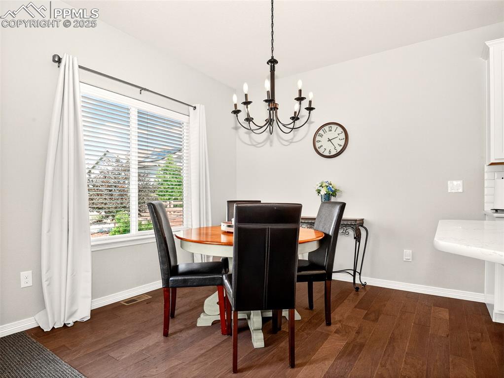 Image 16 of 48: Breakfast Area