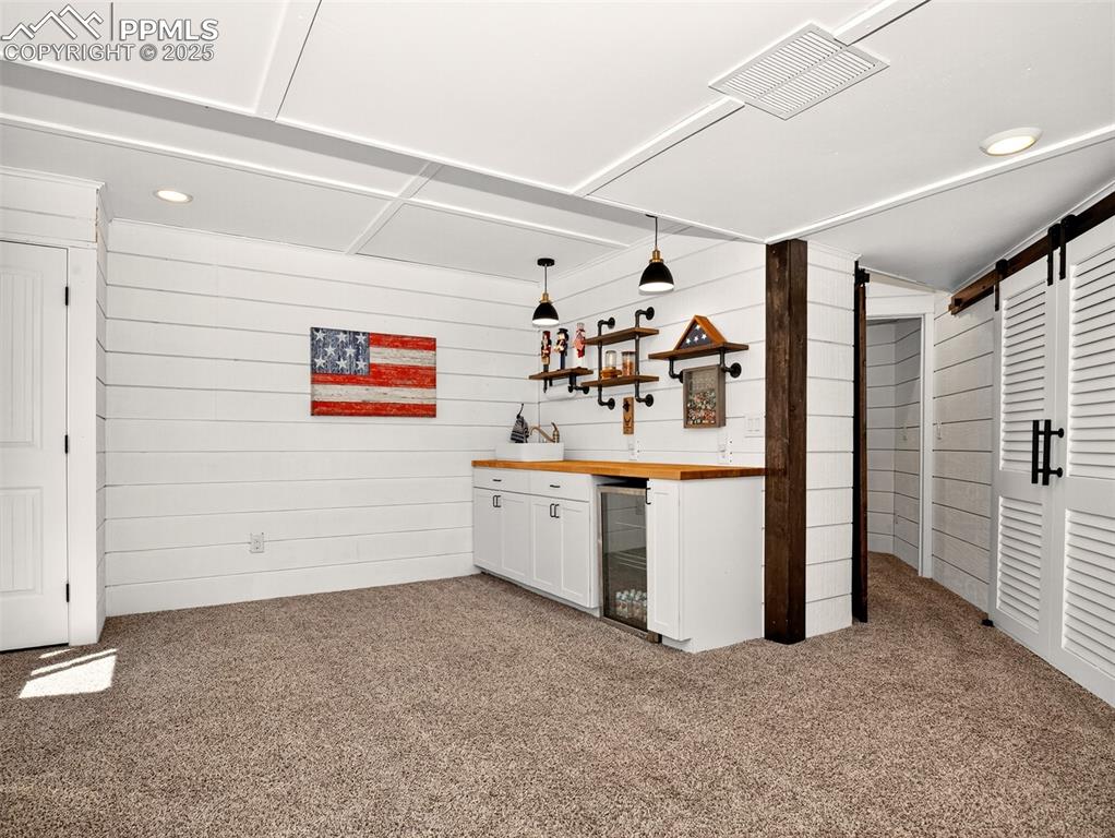 Image 34 of 48: Wet bar area is perfect for entertaining.
