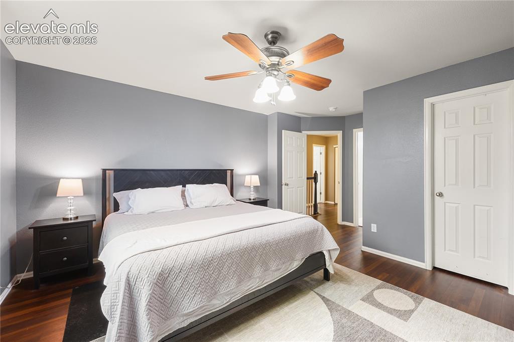 Image 16 of 36: Bedroom