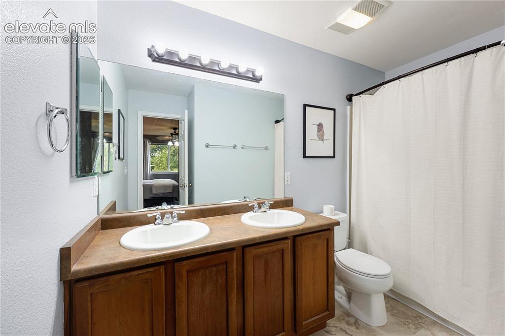 Image 18 of 36: Bathroom
