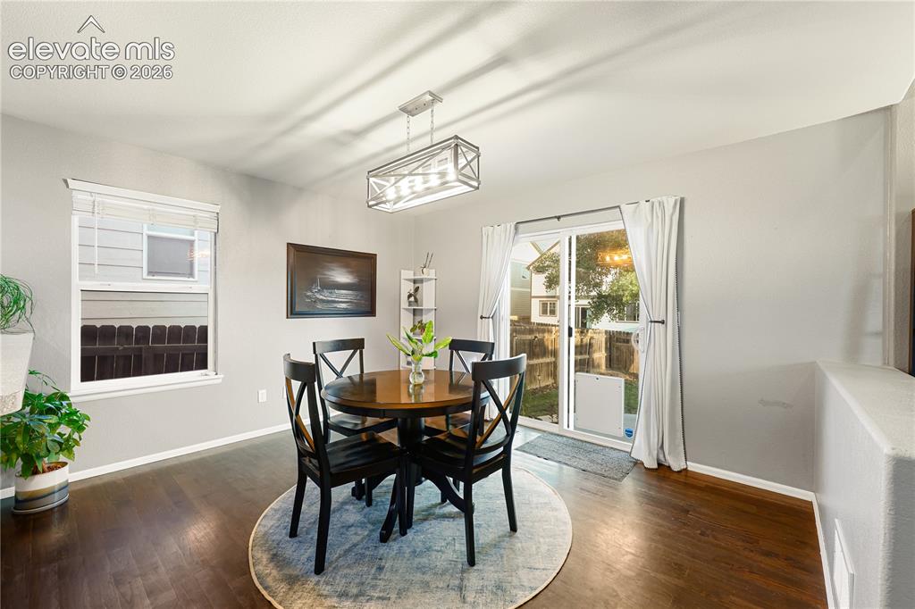 Image 7 of 36: Dining Area