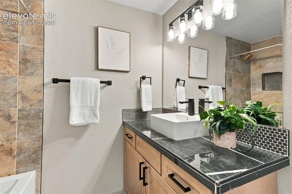 Image 11 of 40: Bathroom