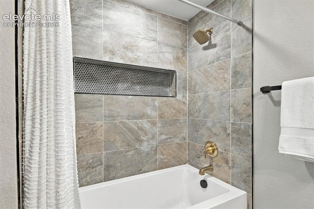 Image 12 of 40: Bathroom