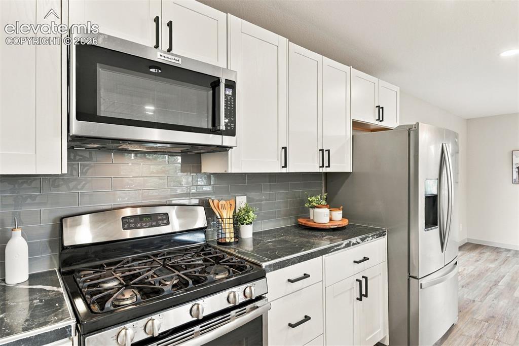 Image 22 of 40: Kitchen