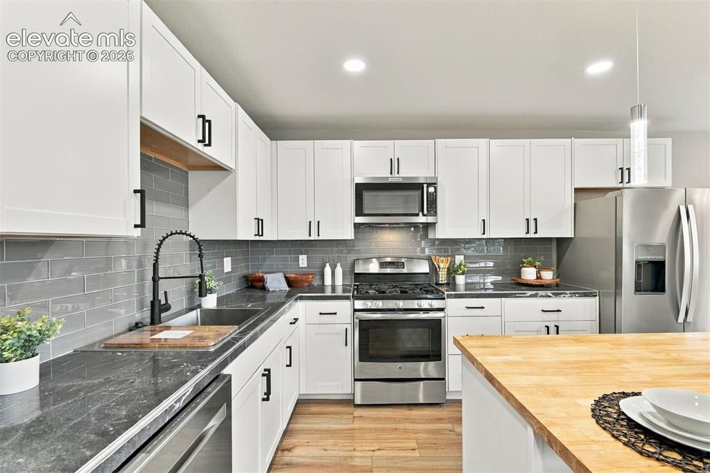 Image 25 of 40: Kitchen