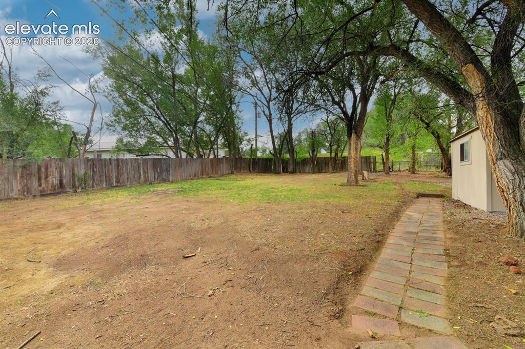 Image 37 of 40: Yard