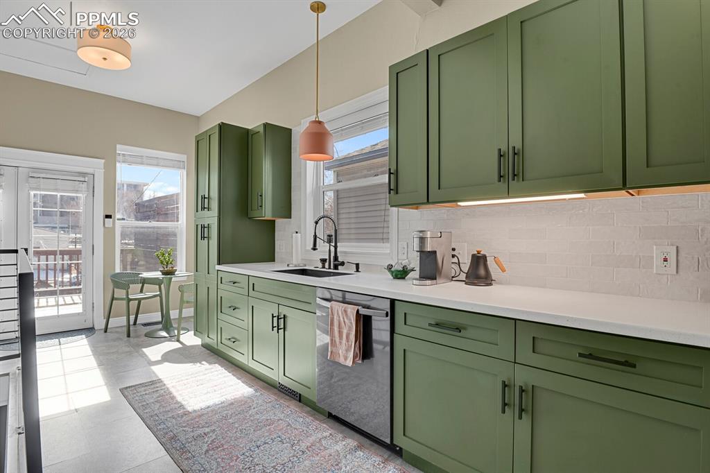 Image 10 of 32: Stunning kitchen!