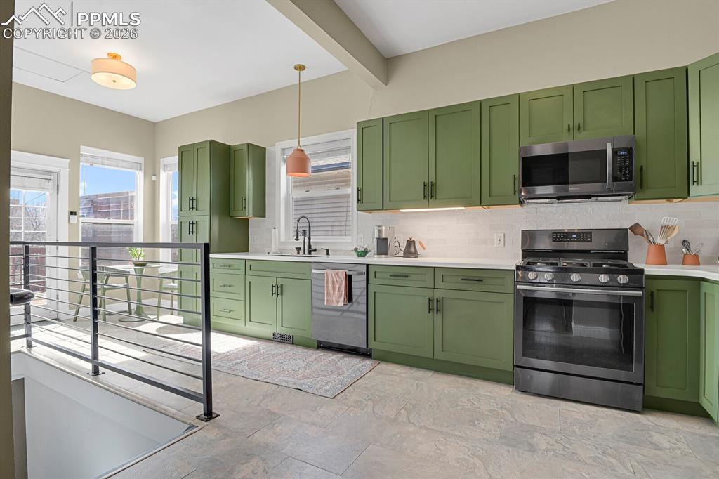 Image 11 of 32: Kitchen