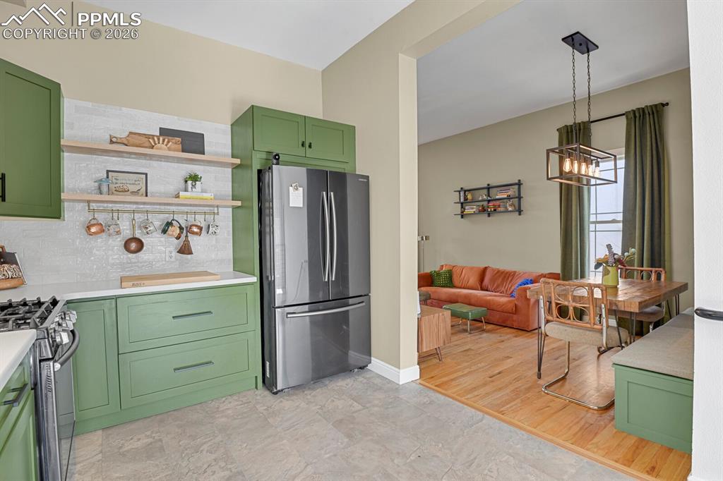 Image 13 of 32: Kitchen