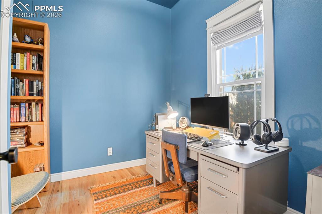 Image 19 of 32: Bedroom