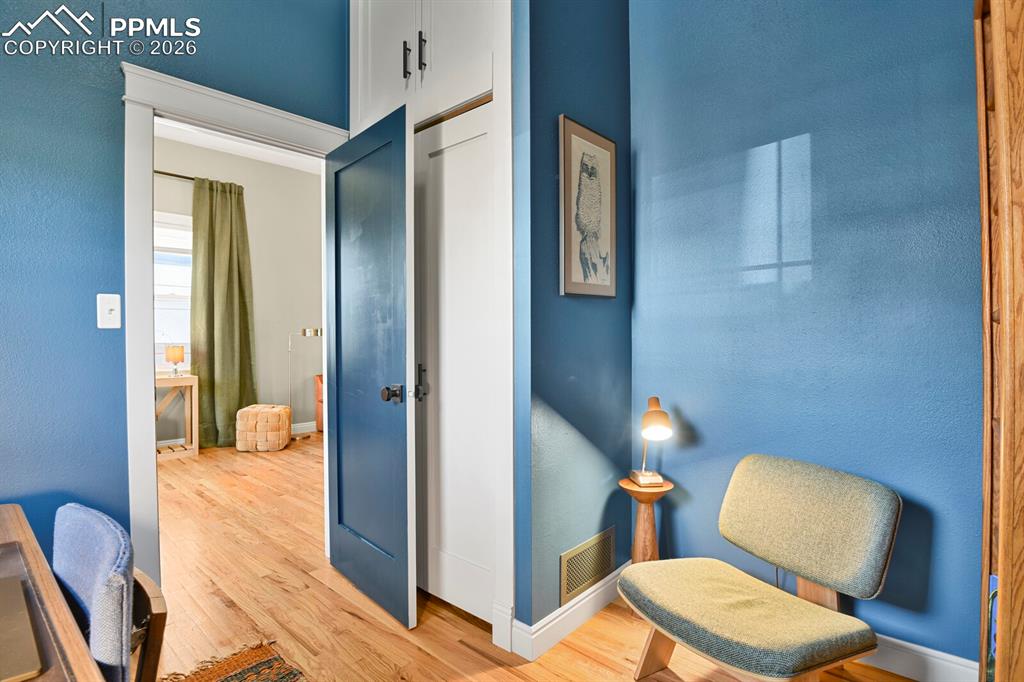 Image 20 of 32: Bedroom