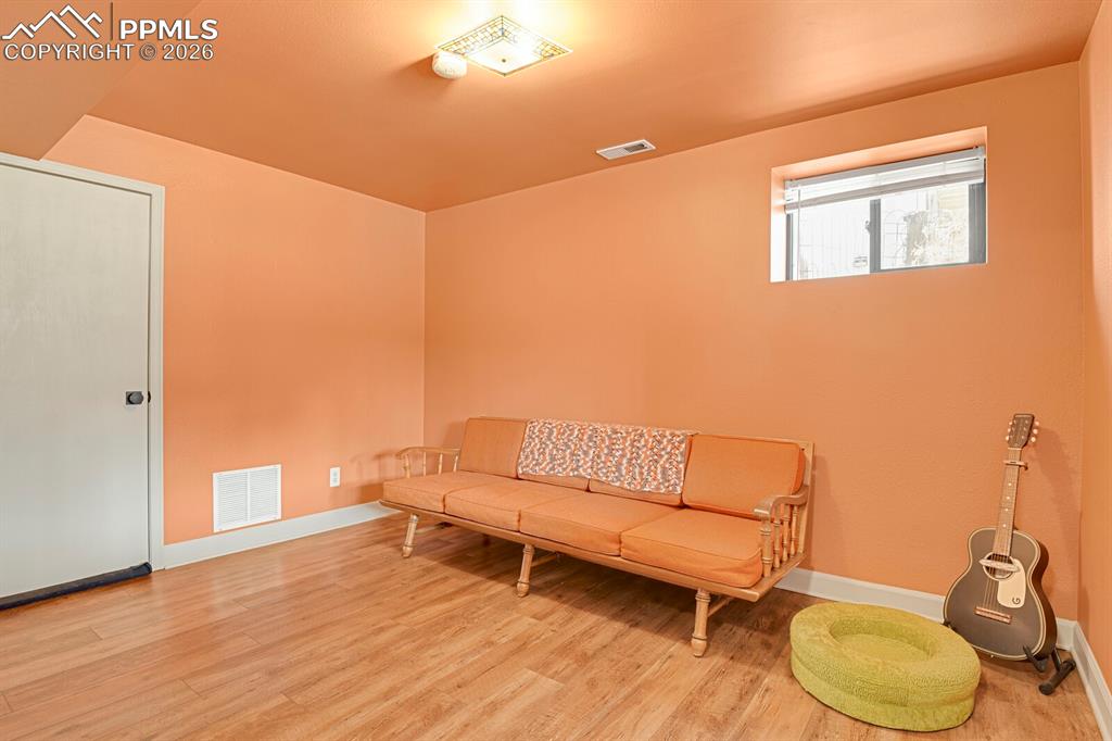 Image 21 of 32: Bedroom