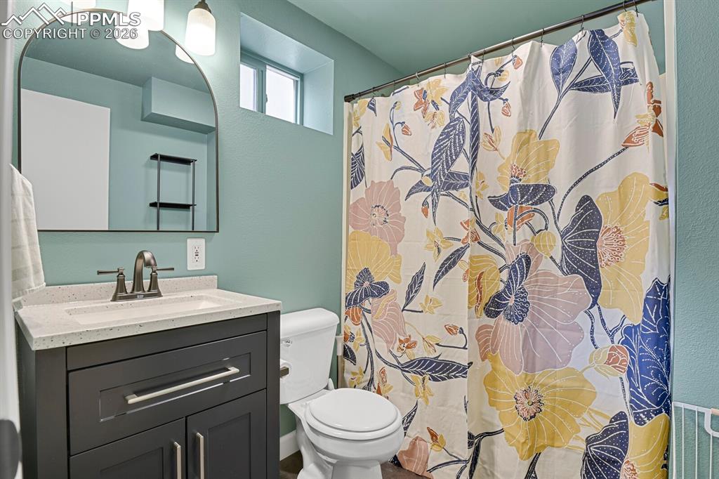 Image 23 of 32: Bathroom