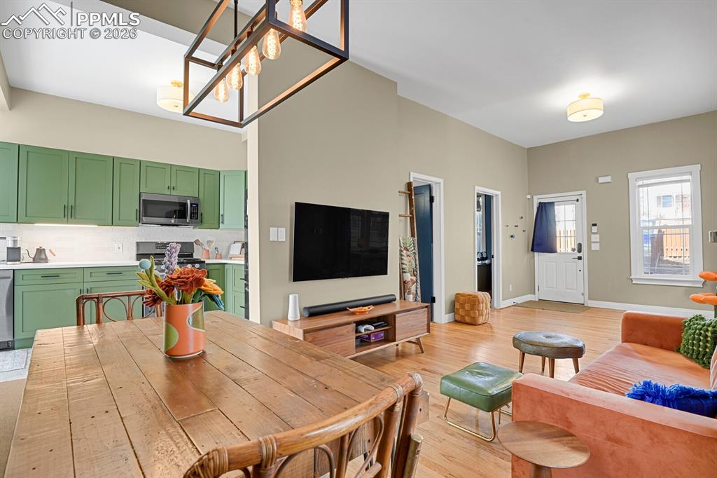 Image 9 of 32: Great Room