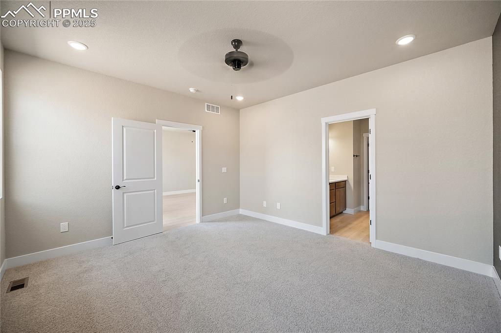 Image 19 of 32: Bedroom