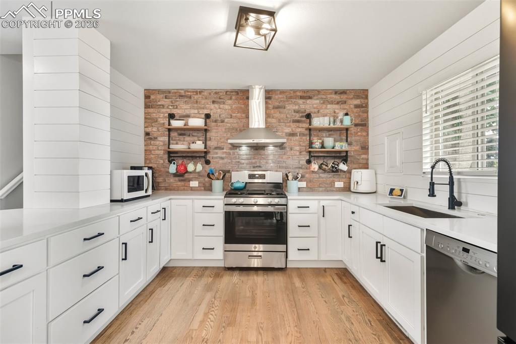 Image 4 of 35: Kitchen