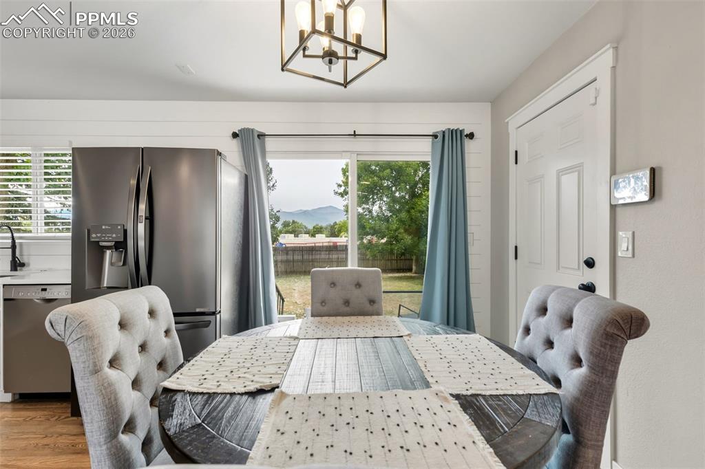 Image 7 of 35: Dining Area