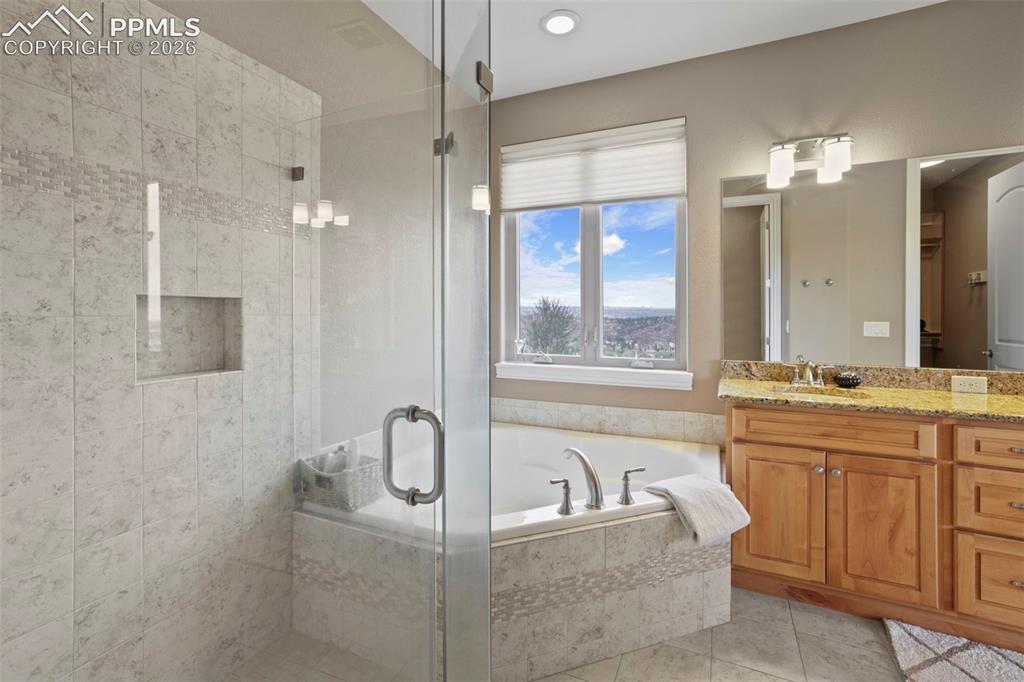 Image 14 of 49: Bathroom
