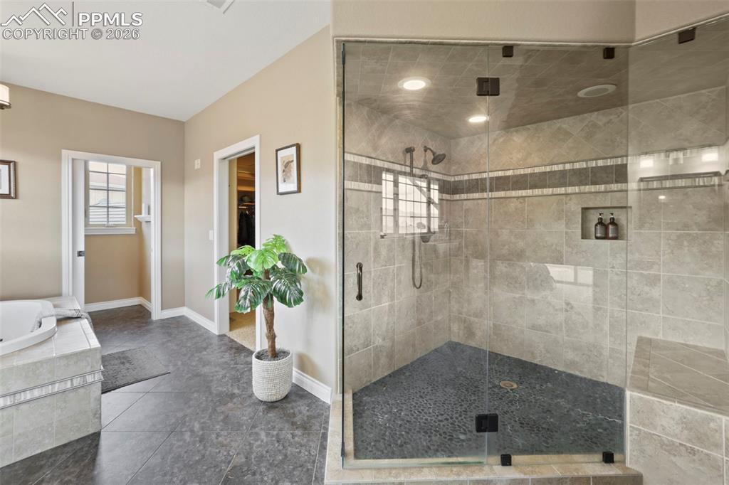 Image 17 of 49: Bathroom