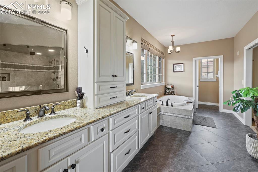Image 18 of 49: Bathroom