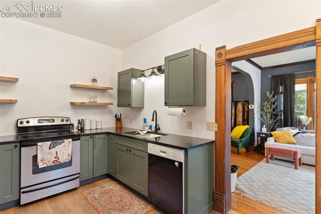 Image 16 of 36: Kitchen