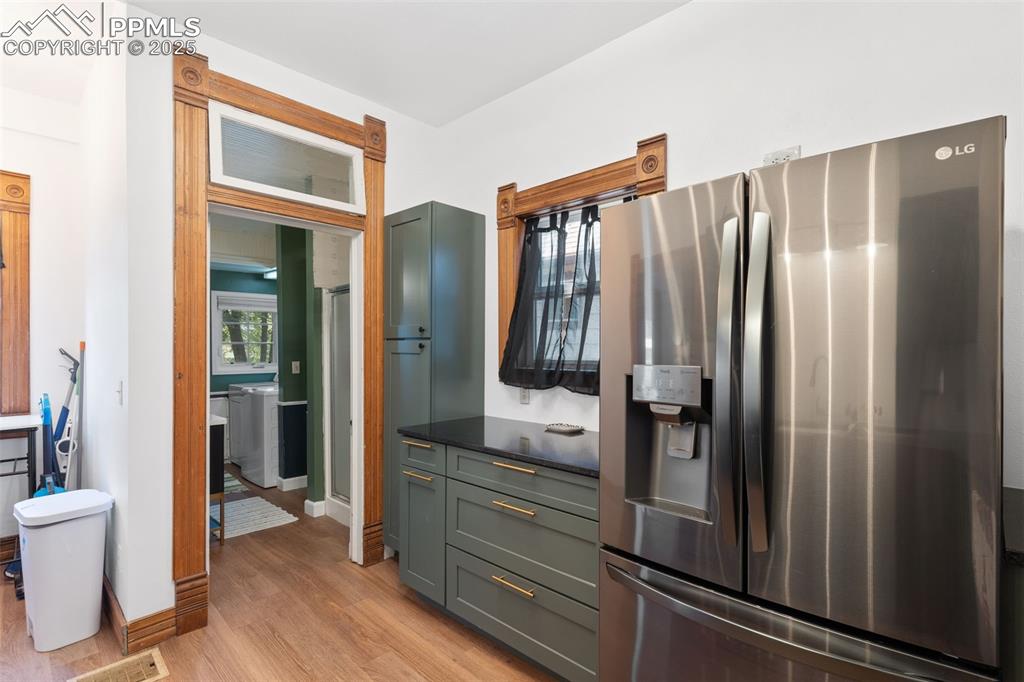 Image 17 of 36: Kitchen