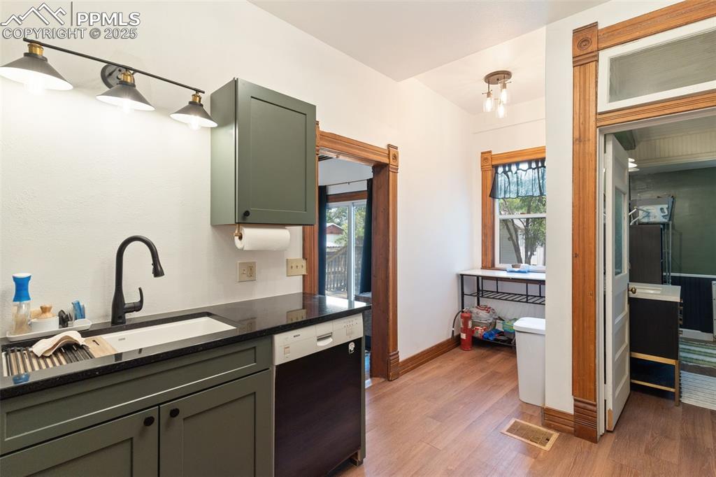 Image 18 of 36: Kitchen