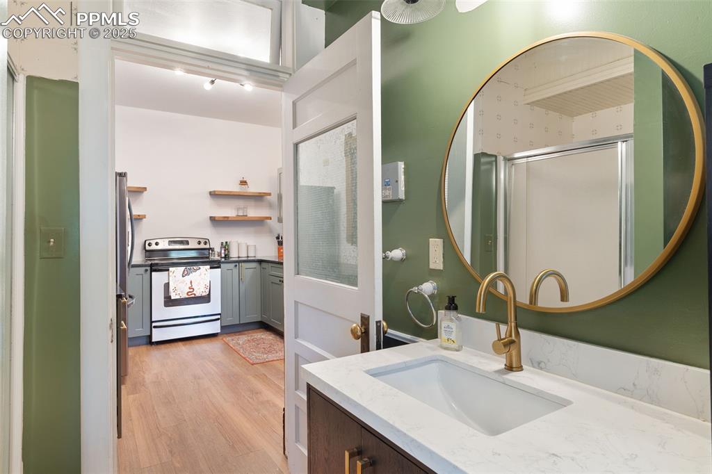 Image 19 of 36: Kitchen