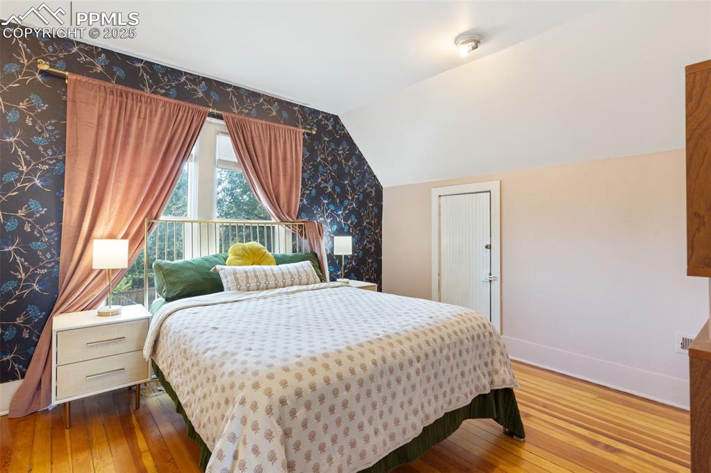 Image 24 of 36: Bedroom